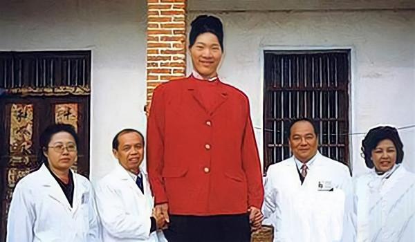 &quot;世界第一女巨人&quot;：穿78碼鞋子，一頓吃2斤米飯，曾夢想吃頓飽飯