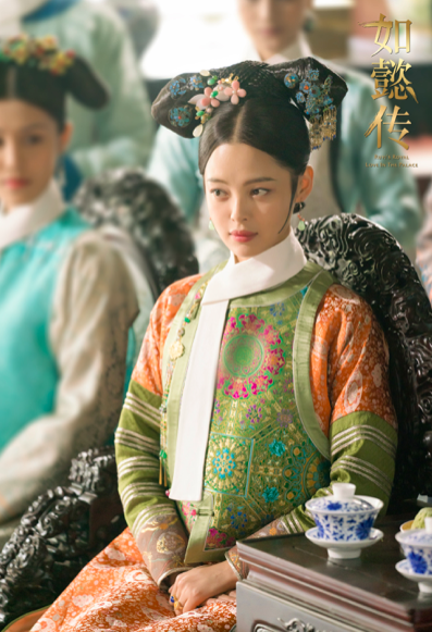 辛芷蕾回老家參加親弟婚禮，打扮低調顏值突出，和新娘熱聊感情好