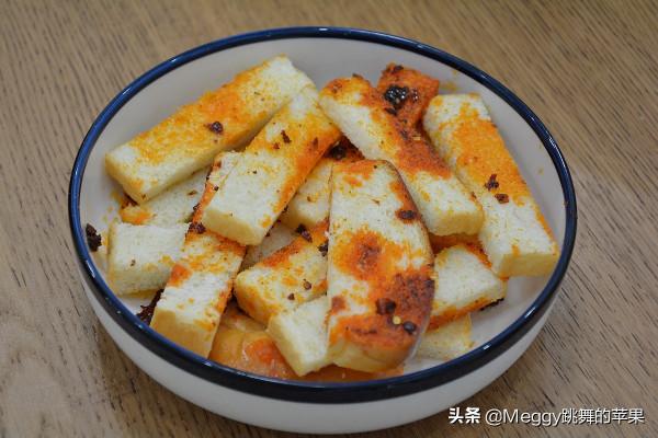吃不完的吐司別扔，加點麻辣火鍋底料烤一烤，酥香脆嫩吃不夠