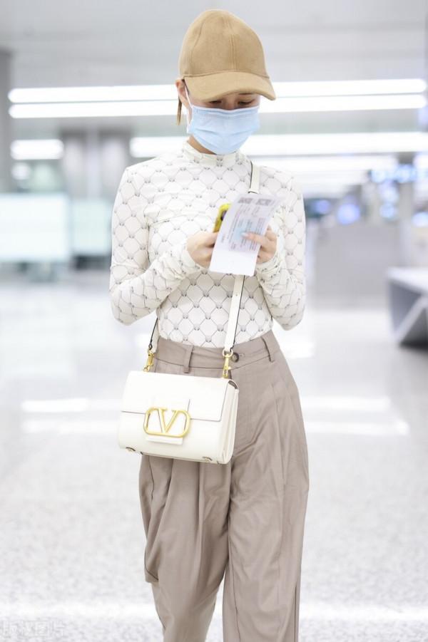 何超蓮穿白色打底衫搭配卡其色闊腿褲,斜挎白色包袋簡約舒適 何超蓮穿白色打底衫搭配卡其色闊腿褲,斜挎白色包袋簡約舒適