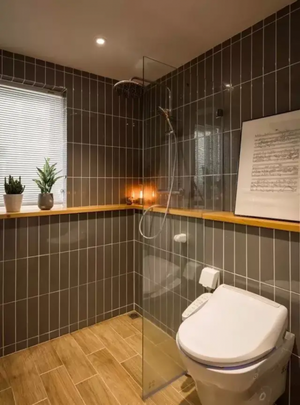 衛生間做收納，砌個10cm薄牆，什麼都能放，一點不比壁龕差