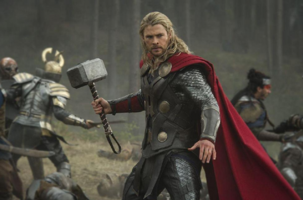 好萊塢模範夫妻：雷神愛上大7歲美女，摟著矮30公分嬌妻甜蜜11年