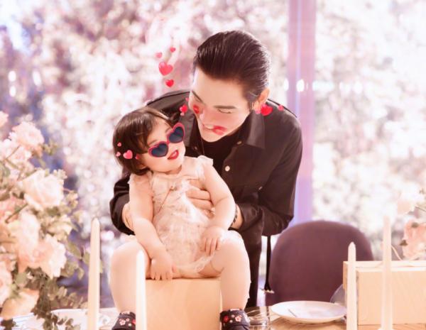 向佐陪妻女逛商場被拍,郭碧婷全程緊挨著老公,橫掃奢侈品心情好 向佐陪妻女逛商場被拍,郭碧婷全程緊挨著老公,橫掃奢侈品心情好