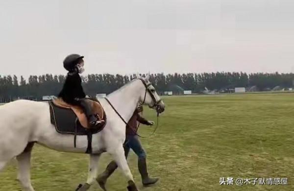 37歲結婚，39歲生下兒子，40歲生下女兒的安以軒，滿屏都是幸福