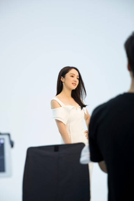 董璇著白色一字肩連衣裙 氣質優雅溫婉迷人