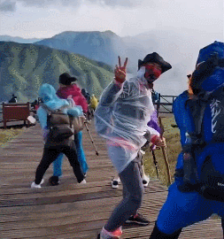 山頂颳大風帳篷滿天飛 武功山景區：突遇大風商戶未固定好