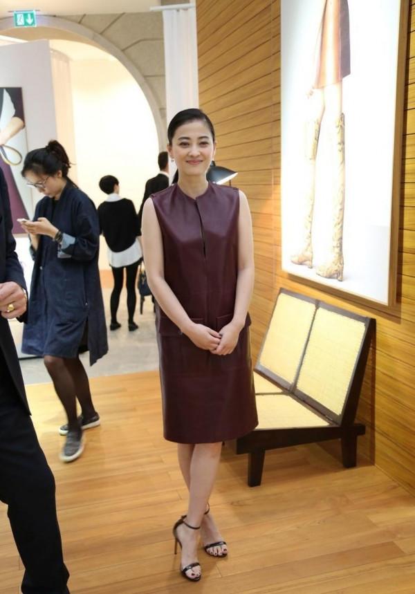 梅婷脫離微胖圈後真會穿,無袖皮裙領口“開條縫”,高階感無敵了 梅婷脫離微胖圈後真會穿,無袖皮裙領口“開條縫”,高階感無敵了