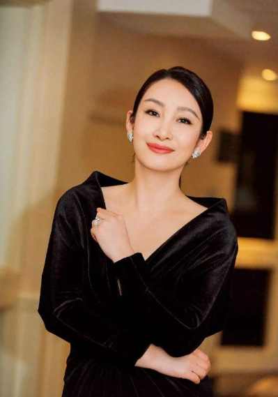 挺大肚撐起一個家的秦海璐，產後婆婆待她親如女兒，今仍幸福甜蜜