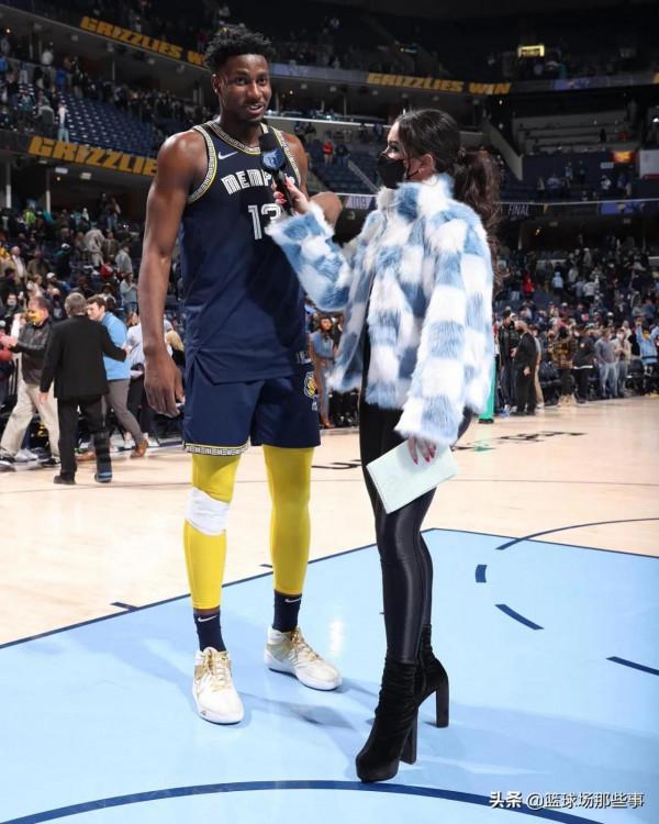 著裝得體且時尚感十足:灰熊的這位現場女記者讓人眼前一亮 著裝得體且時尚感十足:灰熊的這位現場女記者讓人眼前一亮