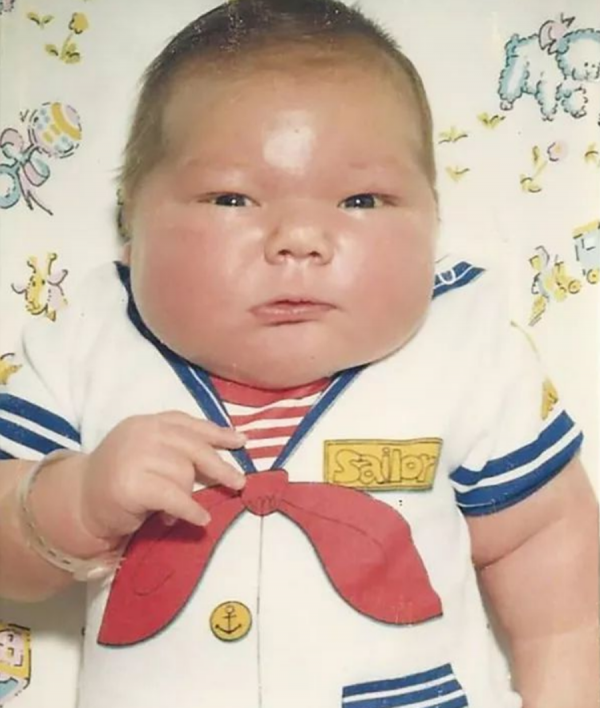 1983年，美國夫婦生下14.5斤巨嬰，從小遭受歧視，如今卻成為空警