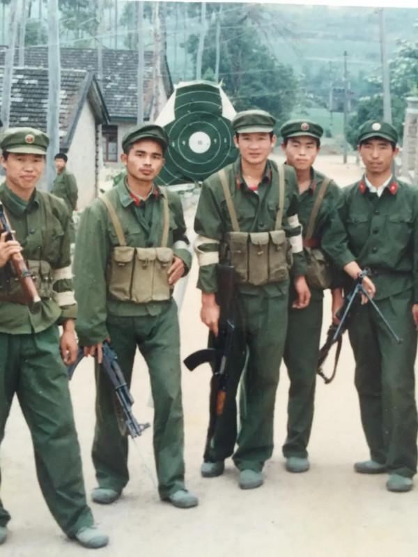 偵察連駐地果農說櫻桃少了，連長說，架雷達查