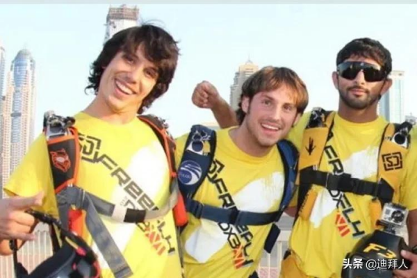 超炫酷!迪拜王儲分享了“Jetman”在迪拜上空的飛行表演 超炫酷!迪拜王儲分享了“Jetman”在迪拜上空的飛行表演