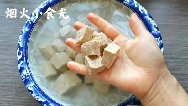 凍豆腐不要老燉著吃，像我這樣做，超下飯，連孩子都能多吃一碗飯
