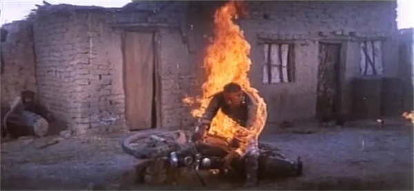 1987年一部合拍動作片，導演親自當替身被火燒，女主角長相驚豔