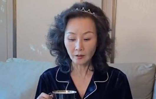 雪瑞姑姑：靠壕氣人設走紅，花甲之年活成18歲，她到底是何身份？