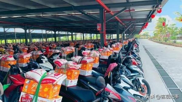 每人都有，越南企業把春節禮包綁在員工幾千輛摩托車上的照片火了