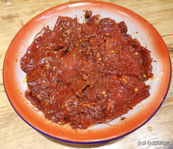 在一個特別不起眼的小衚衕裡,有一家有點像大排檔的6毛涮串 在一個特別不起眼的小衚衕裡,有一家有點像大排檔的6毛涮串