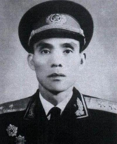 普通士兵找中將伸冤,中將說:就是賠上身家性命,也不讓你吃虧 普通士兵找中將伸冤,中將說:就是賠上身家性命,也不讓你吃虧