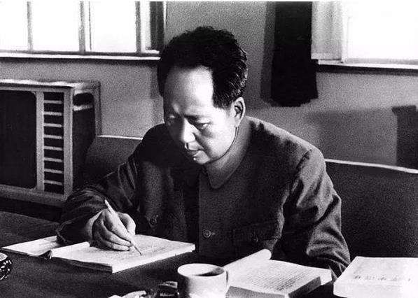 1947年，彭德懷與胡宗南相持20多天，毛澤東出一計，隨後三戰三捷