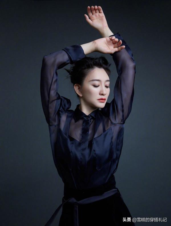 女人年過45歲，建議少穿“藏藍色”！今秋流行這3種顏色，真減齡