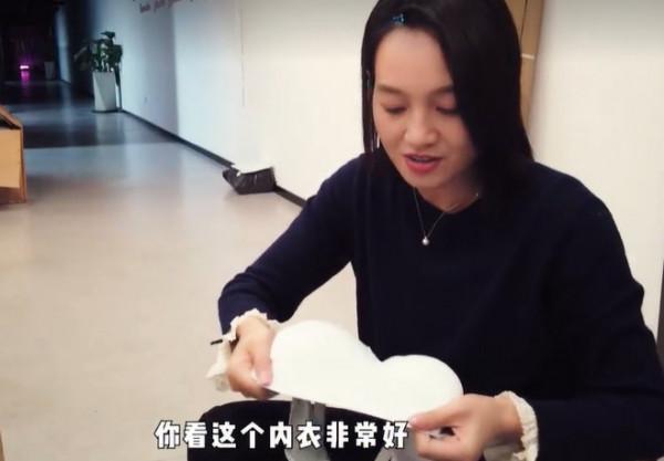 40歲朱丹現身公司拆快遞 黑色針織衫配短髮氣質滿分 40歲朱丹現身公司拆快遞 黑色針織衫配短髮氣質滿分