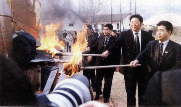 浙江省長打噴嚏繃斷皮帶,朱鎔基大笑:你這個是報應 浙江省長打噴嚏繃斷皮帶,朱鎔基大笑:你這個是報應