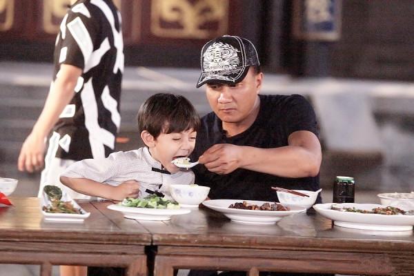 《長津湖》票房破43億！能讓吳京撒嬌的硬漢胡軍，竟是催淚擔當？