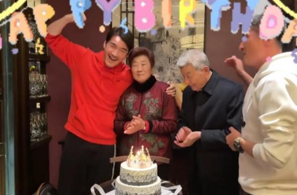 胡兵給媽媽過80大壽，哥哥胡東罕見現身，一改出獄時的頹廢模樣