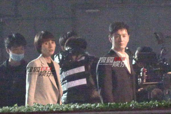 獨家:黃曉明袁泉路邊拍劇 收工時開心和路人打招呼 獨家:黃曉明袁泉路邊拍劇 收工時開心和路人打招呼