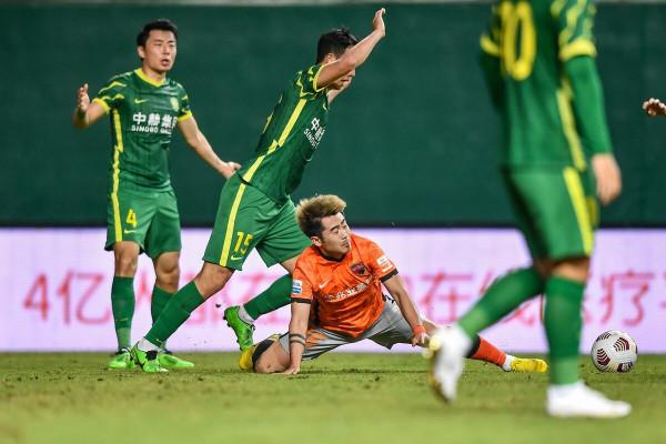 2-2！中超戲劇一戰：5分鐘2張紅牌+VAR改判+絕平，國安3輪僅1分