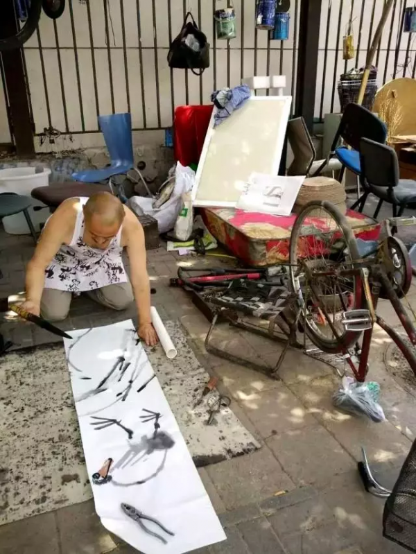 中書協會員街頭修車,稱超越齊白石,字畫賣1元2幅 中書協會員街頭修車,稱超越齊白石,字畫賣1元2幅