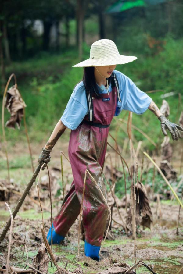 佟麗婭“鄉村”裝扮超質樸，即便生過孩子，也依然保持少女活力