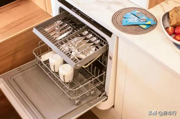 超大車內空間，坐擁舒適睡眠，上汽大通MAXUS生活家H60輕卡房車