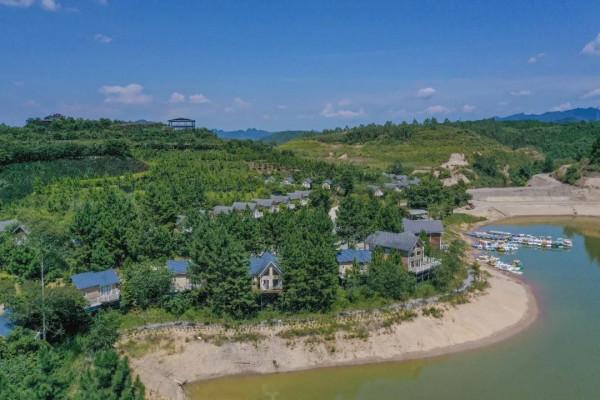 周邊遊｜住進小木屋泡私湯，乘網紅小火車玩彩虹滑道