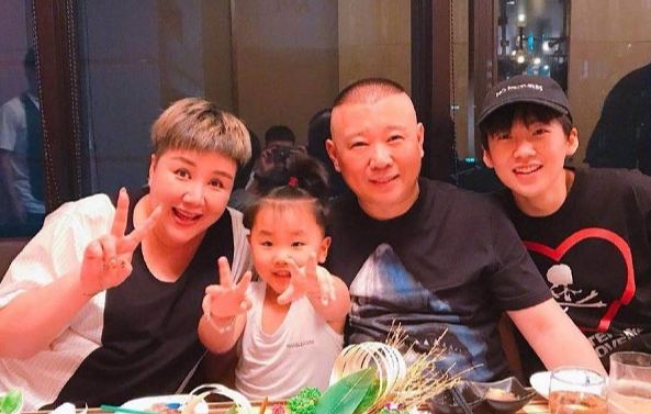 郭麒麟繼母罕見聚會，齊耳髮型彆著水鑽髮卡，45歲狀態減齡又顯瘦