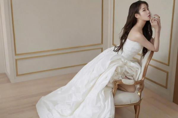 IU &ZeroWidthSpace;&ZeroWidthSpace;&ZeroWidthSpace;禮服太美了