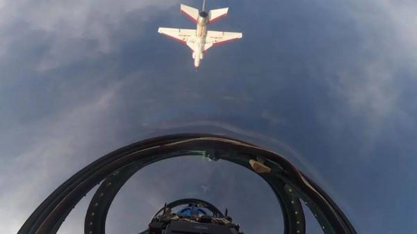 飛鳥迎面撞毀戰機座艙蓋，解放軍飛行員冷靜處置，平安落地