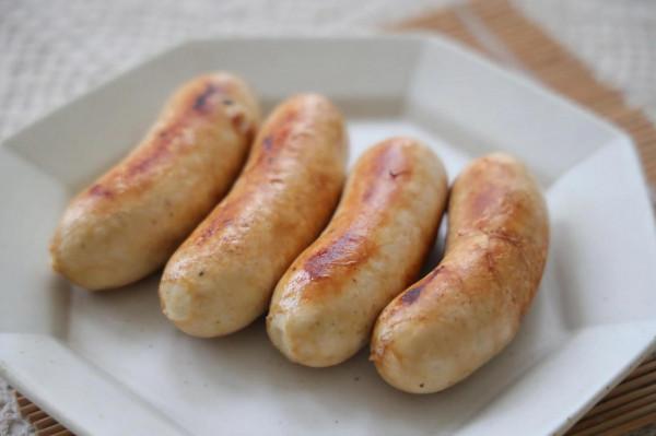 雞胸肉別水煮，試試做成脆皮腸，低油低脂，煎一煎超級方便又健康