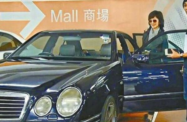 趙雅芝座駕曝光!一輛車用20多年,老公甘願當司機? 趙雅芝座駕曝光!一輛車用20多年,老公甘願當司機?