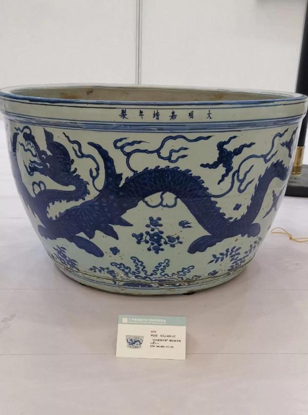 瓷器上扭動的龍