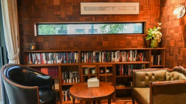 住在上海鬧市400平的房子裡，花開不敗，開窗見池塘，太羨慕了