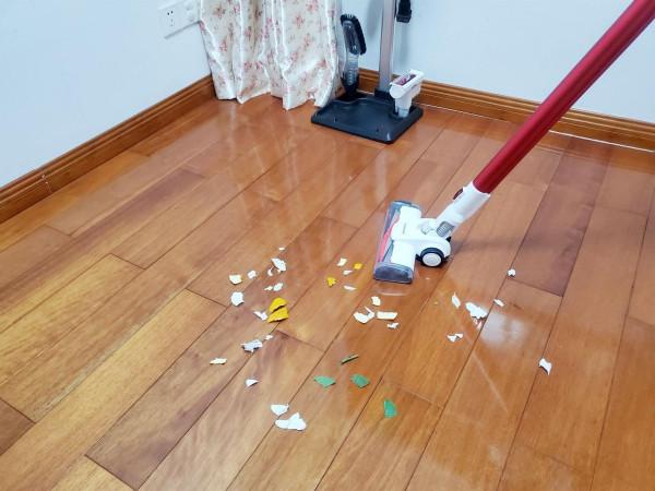 該來個大掃除了，看看斐納無線手持家用吸塵器展神力