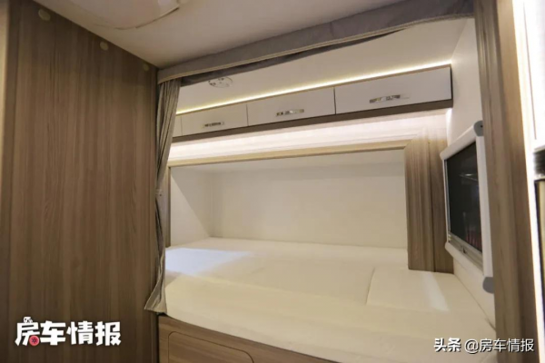 適合一家5口的大空間房車，3.0T動力足，自帶10度電出門玩挺安心