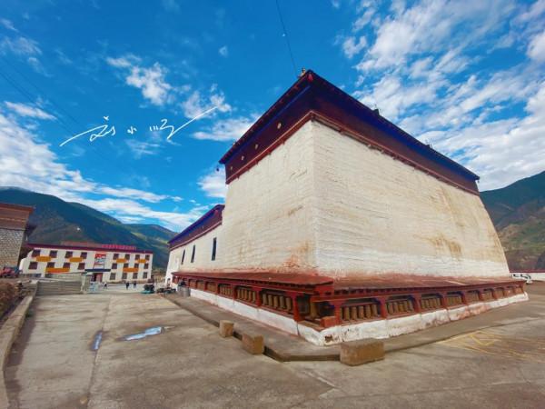 西藏昌都的小眾古鎮，還有一段古長城，知名度卻不高，遊客還不多