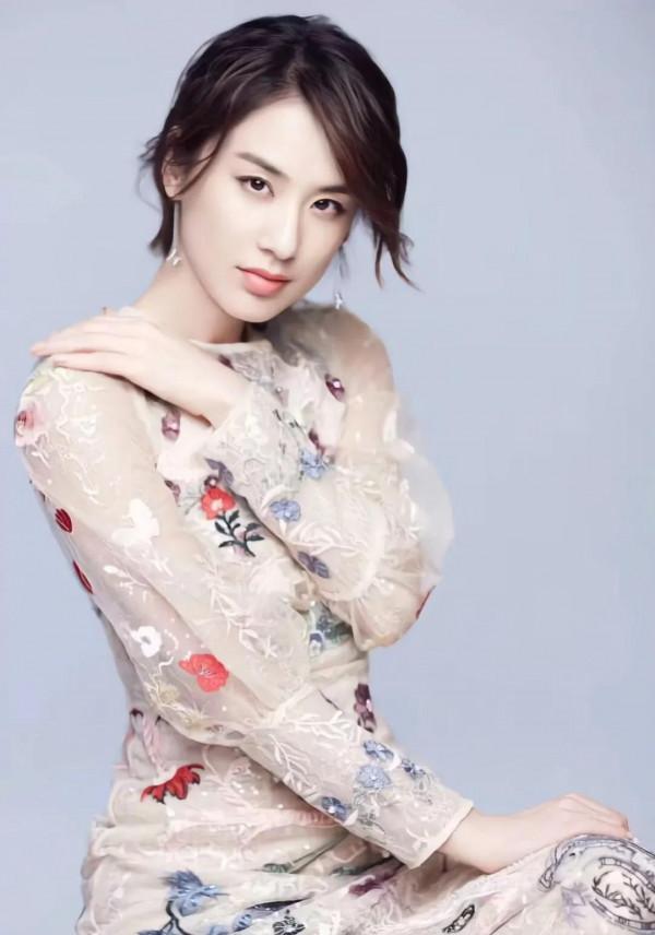 當初嫁給低調的百億富豪被罵，如今的黃聖依美麗漂亮洋氣高階