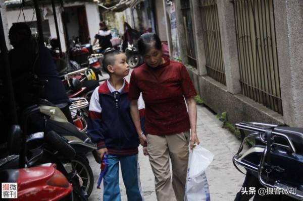 一家6口4人殘疾，兒子精神障礙離家出走，奶奶苦熬十年救孫