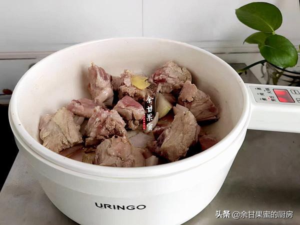 一個人的午餐，家常湯麵有肉有菜，鹹鮮味美連鍋上桌，太讚了