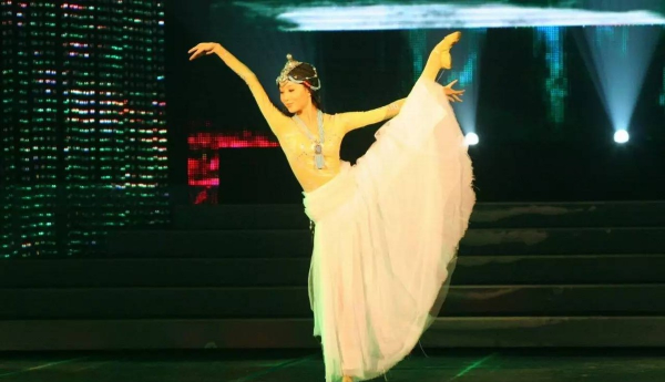 一秒之差從奧運舞臺摔落，終身殘疾，張藝謀愧疚一生的女人還好嗎