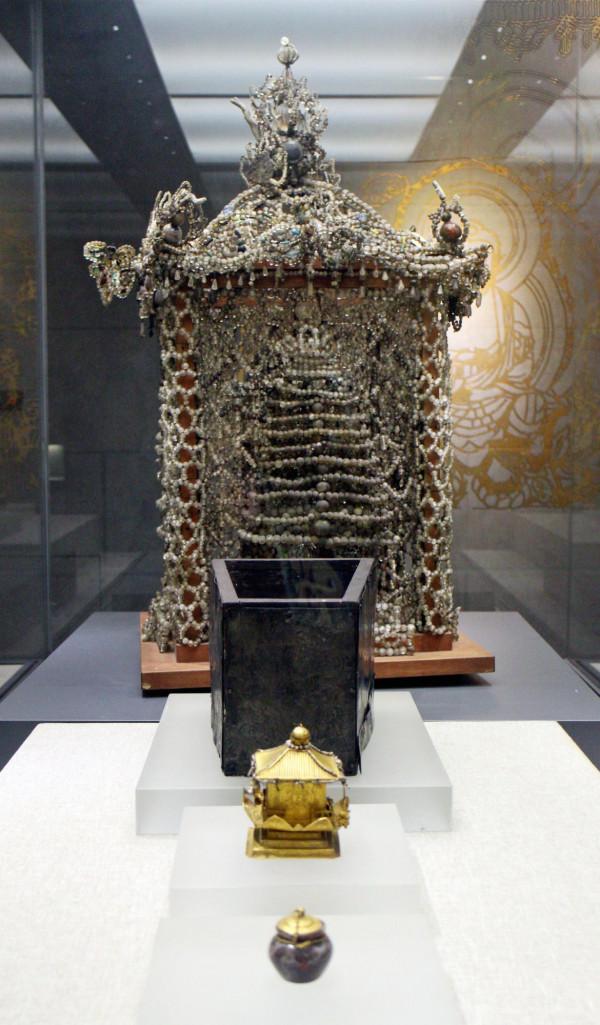 在朝陽北塔博物館展出的從天宮、地宮及附近出土的部分文物