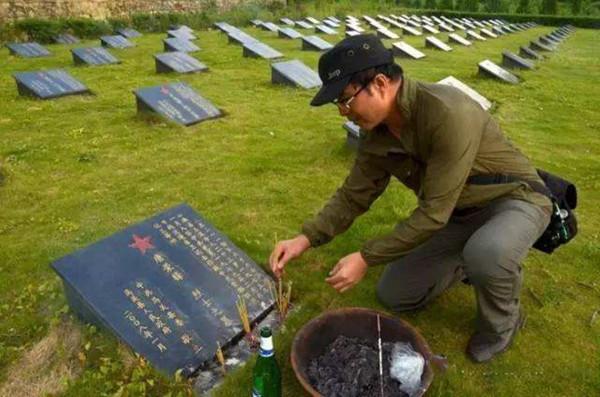 戰友犧牲，他遵守諾言把烈士母親認作媽，6年後，替戰友披麻戴孝